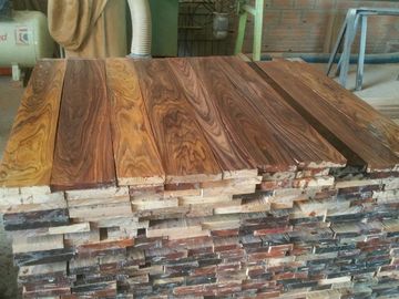 Le bois stable de four a scié le bois de construction, bois de charpente scié rugueux adaptent la taille aux besoins du client une catégorie